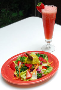 Rockin’ Raw Recipe: Pumpkin Seed Cheese and Strawberry Cooler - Spafinder