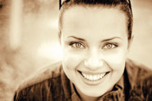 woman-smiling-black-white-photo