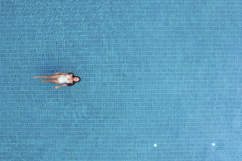 woman-swimming-pool