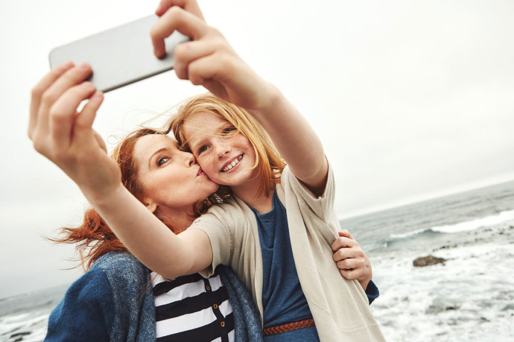 mother-daughter-selfie