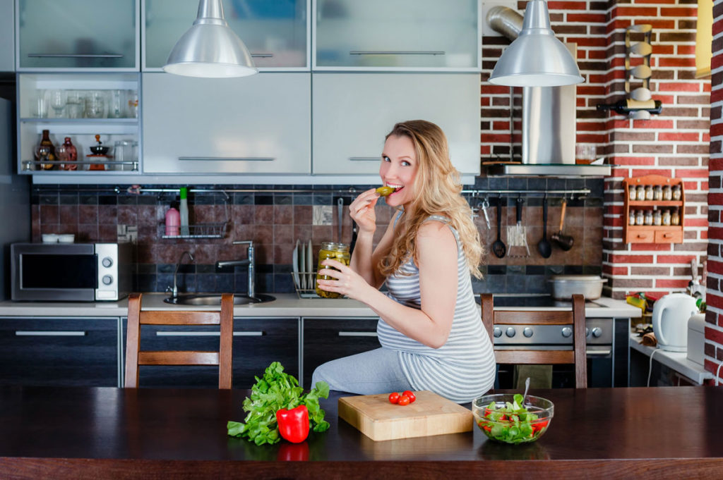 pregnant-woman-eating-pickles