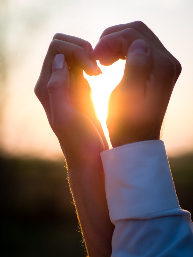 couple-heart-hands