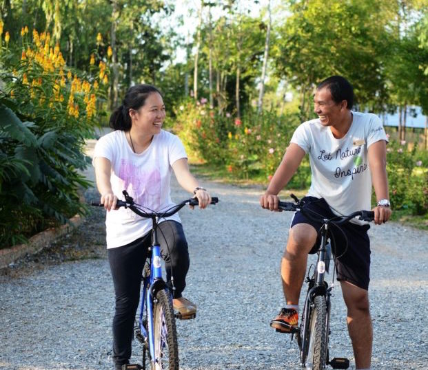 couple-on-bikes