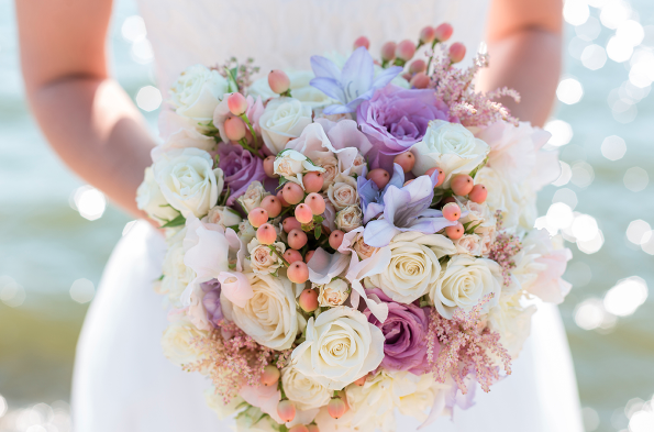 bride-holding-bouquet