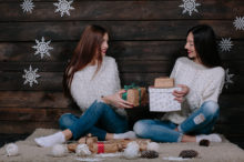 girlfriends-gift-giving