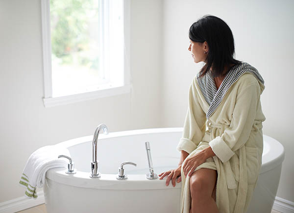 woman-filling-bathtub