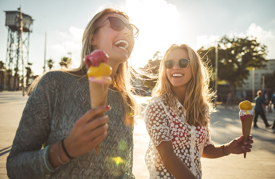girlfriends-laughing-ice-cream