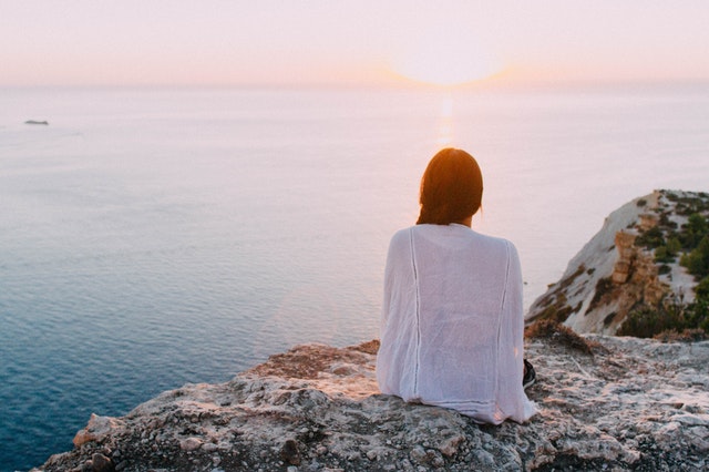 woman-relaxing-cliffside