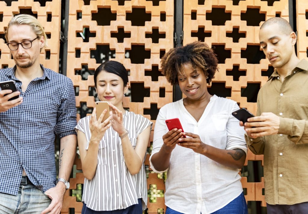 couples-on-cell-phones