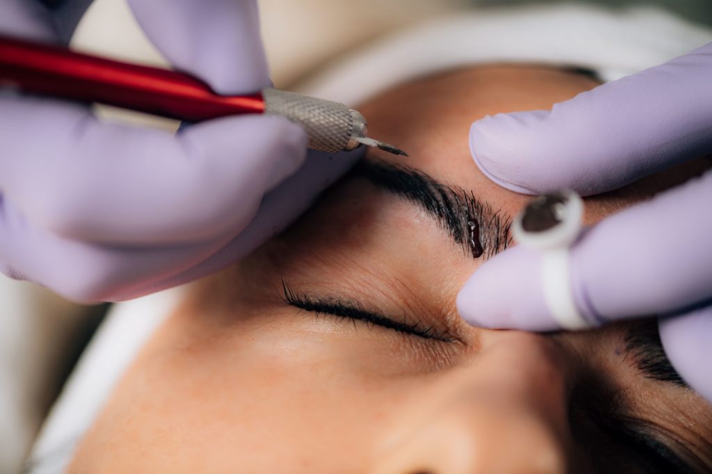 woman-microblading