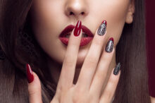 holiday-nail-trends-2025