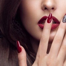 holiday-nail-trends-2025
